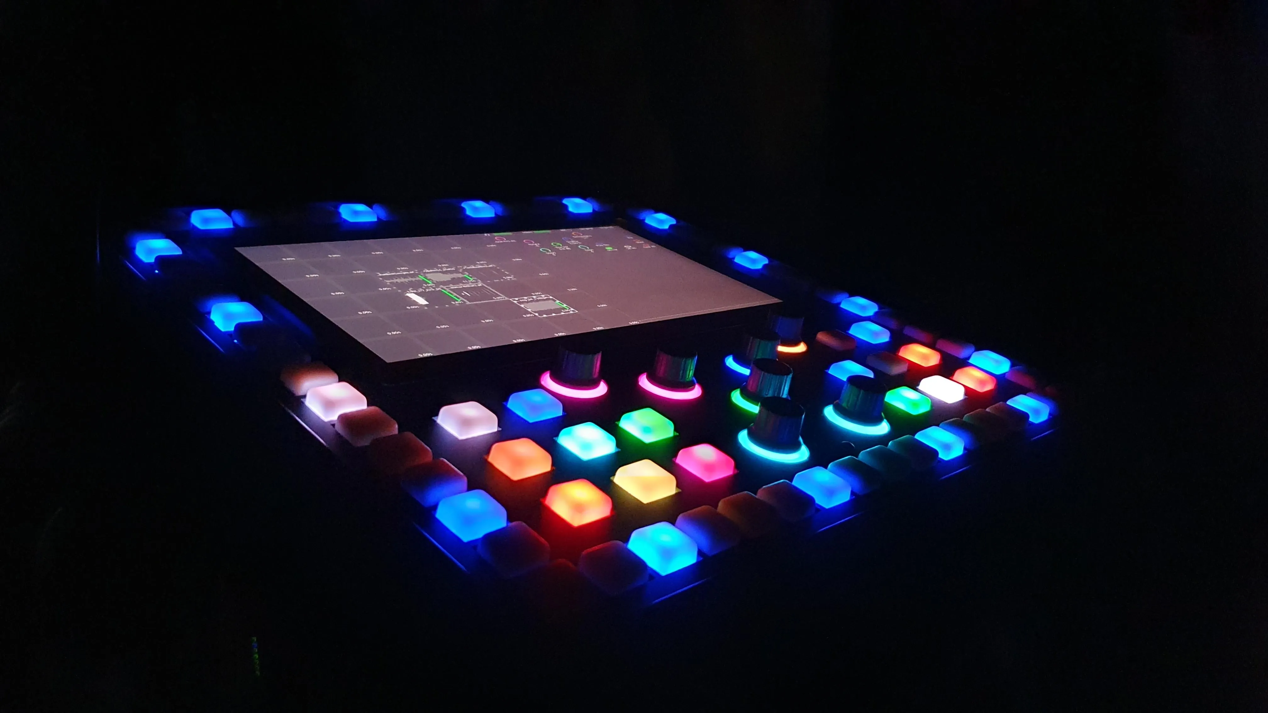 Mosaik Groovebox mit beleuchteten RGB-Tasten, Encodern und Touch-Display